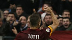 HRDINA. Francesco Totti z AS ím emotivn slaví trefu proti Laziu ím.