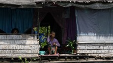 Obyvatelé plovoucích vesnic na jezee Tonlé Sap v Kambodi vykonávají potebu...