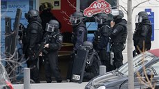 Francouzská policie uzavela okolí poty, v ní ozbrojenec drí rukojmí...