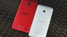 HTC zaalo ped nedávnem prodávat krom stíbrné i ervenou variantu svého top