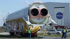 Raketa Antares ped montání halou