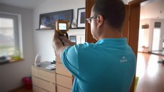 Inspektor nemovitostí provádí mení termovizní kamerou, díky které odhalí...