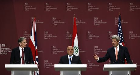 Britský ministr zahranií Philip Hammnod, premiér Iráku Hajdar Abádí a éf...