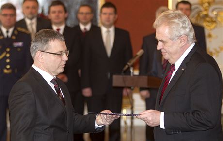 Ministr zahranií Lubomír Zaorálek a prezident Milo Zeman pi jmenování vlády...