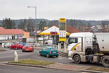 Kvli levným pohonným hmotám se v Plané nad Lunicí u erpací stanice ONO asto...