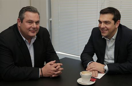 Alexis Tsipras (vpravo), pedseda ecké levicové strany Syriza, a Panos...