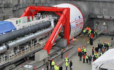 Obí razicí tít zaal hloubit první tunel 3. února. 
