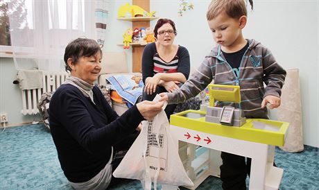 K Barboe Polívkové a jejímu synovi Antonínovi dochází jako náhradní babika...