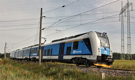 Na trati do Kout nad Desnou nyní jezdí motoráky, po elektrifikaci se po ní ale budou prohánt moderní soupravy RegioPanter (na snímku).