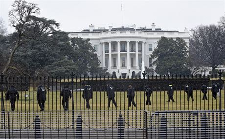 Tajná sluba Spojených stát (USSS) prohledává areál Bílého domu, na nm nala...