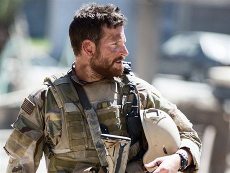 Bradley Cooper ve filmu Americký sniper (2014)