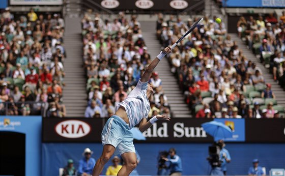 Tomá Berdych podává v utkání s Rafaelem Nadalem ve tvrtfinále Australian Open.