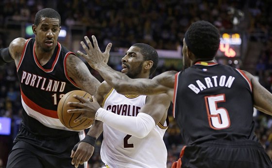 Kyrie Irving z Clevalandu se zkouí prosadit pes dvojici LaMarcus Aldridge...