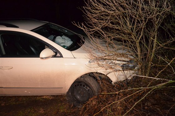 Policie pátrá po idii, který havaroval u obce Srbe na Rakovnicku. Ve voze...