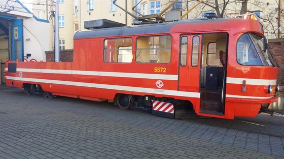 Tramvaj vstikující mazivo mezi koleje vyjela do praských ulic poprvé letos v lednu. Dopravní podnik má zaízení zapjené na jeden rok.