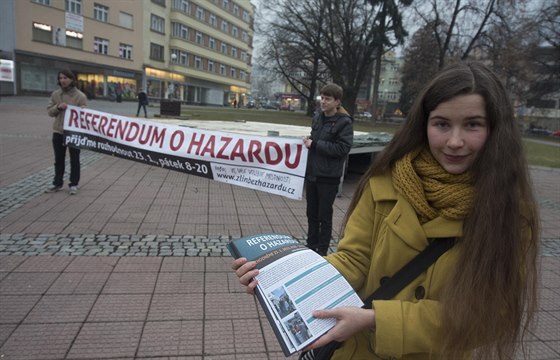  Zástupci Komunitní kiovatky informovali obyvatele Zlína o referendu i den...