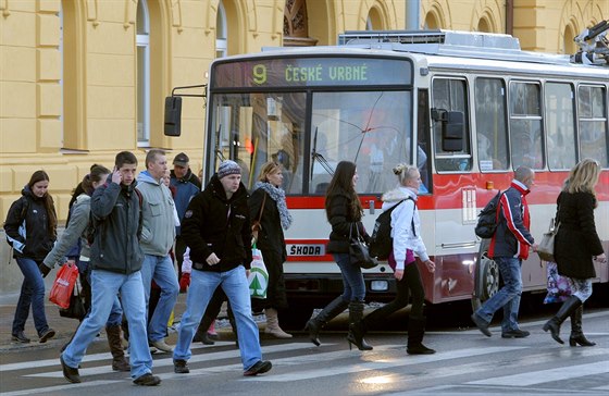 Opilí mladíci niili trolejbus eskobudjovické MHD na lince íslo 9....