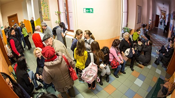 Desítky rodi letos v lednu pi zápisech do základních kol nocovaly ped budjovickou Z Dukelská, aby se jejich dít dostalo do první tídy.