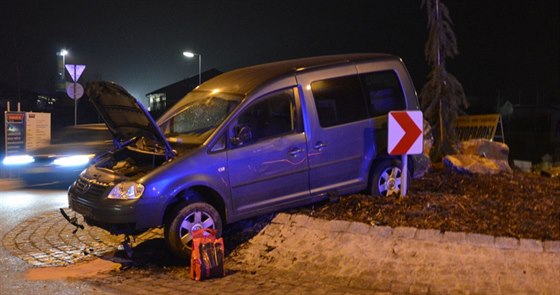 idika volkswagenu nezvládla jízdu po kruhovém objezdu a uvázla na jeho...