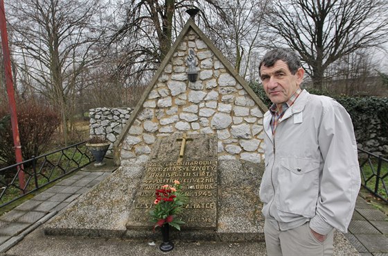 Historik Daniel ían z Muzea mstystu Suchdol nad Odrou stojí na místním...