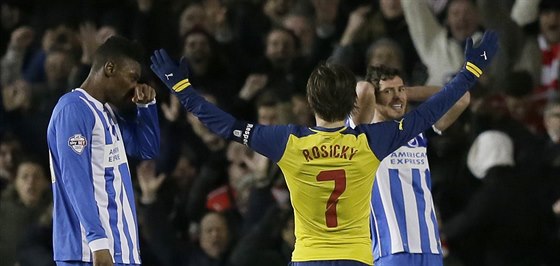Tomá Rosický slaví gól do sít Brightonu v utkání Anglického poháru.
