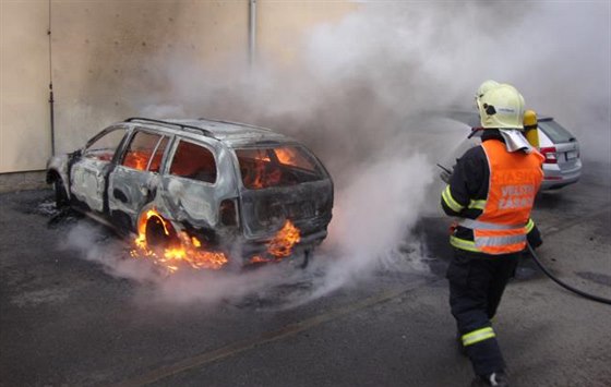 Poár zcela zniil auto zaparkované na ulici 5. kvtna v Chotboi.