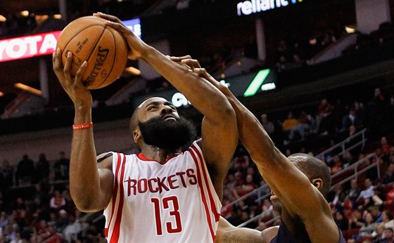 James Harden z Houstonu zakonuje v utkání proti Indian.