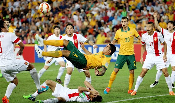 EFEKTNÍ ZAKONENÍ. Australský reprezentant Tim Cahill pálí na ínskou branku ve...