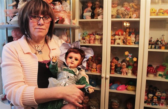 Sbratelka Jana Pechmannová z Nýan má doma stovky panenek i dalích hraek.