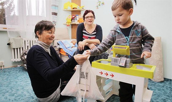 K Barboe Polívkové a jejímu synovi Antonínovi dochází jako náhradní babika...