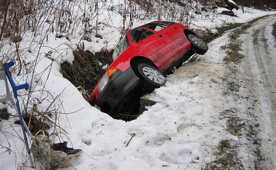 Auto spadlo z meního mostku do píkopu.