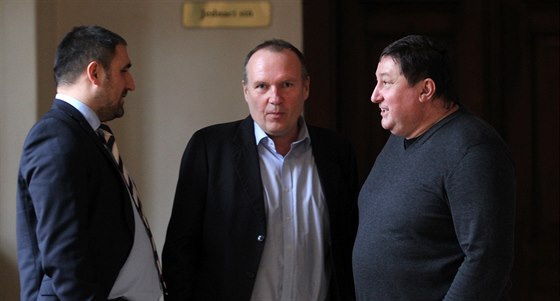 Martin Janeka (vpravo), Dalibor Kuera (uprosted) a jejich právník Luká...
