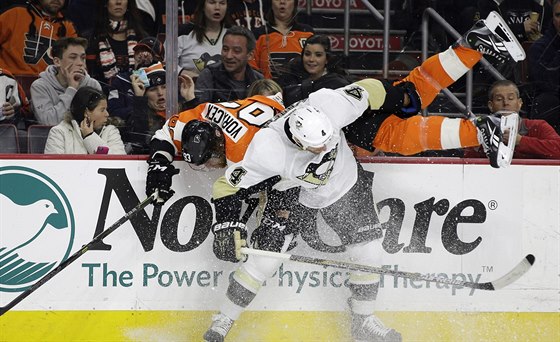 Padající Jakub Voráek z Philadelphie atakovaný  Robem Scuderim Pittsburghu.