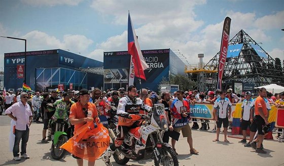 lenové týmu Barth racing v cíli Rallye Dakar 2015. Michal Burko je zcla...