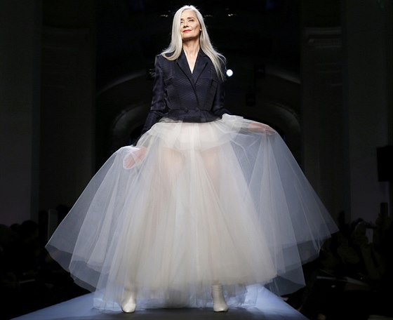Haute Couture není záleitostí mladikých dívek, zákaznice jsou eny zralého vku. Gaultier si proto vybral pro svou pehlídku jaro - léto 2015 modelky vech vkových kategorií.