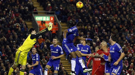 Martin krtel (v erveném) z Liverpoolu hlavikuje na branku Chelsea, kterou...