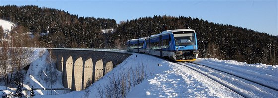 Vlak na viaduktu ve Smrovce.