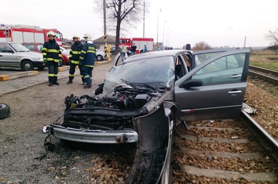 Vlak smetl auto ve Vracov na Hodonínsku, idi zaparkoval na kolejích.