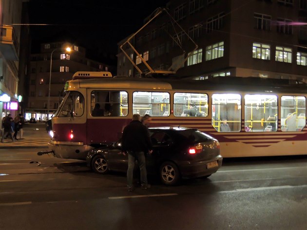Nehoda auta s tramvají
