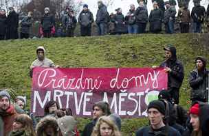 Squattei demonstrovali na podporu vyuit bvalho objektu polikliniky v...