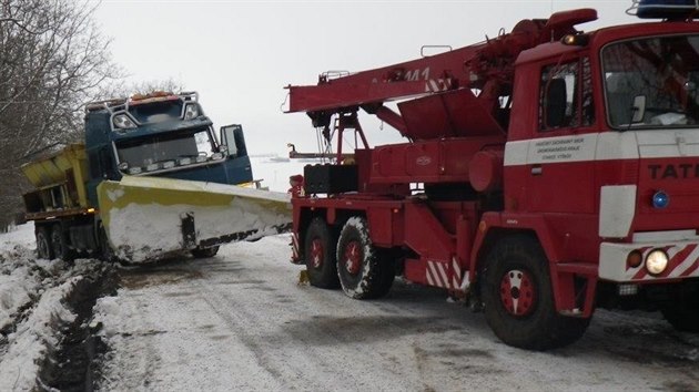 Sypač sjel na Vyškovsku do příkopu. Vyprošťovali ho hasiči (29. ledna, 2014). Sypač sjel na Vyškovsku do příkopu. Vyprošťovali ho hasiči (29. ledna, 2014).