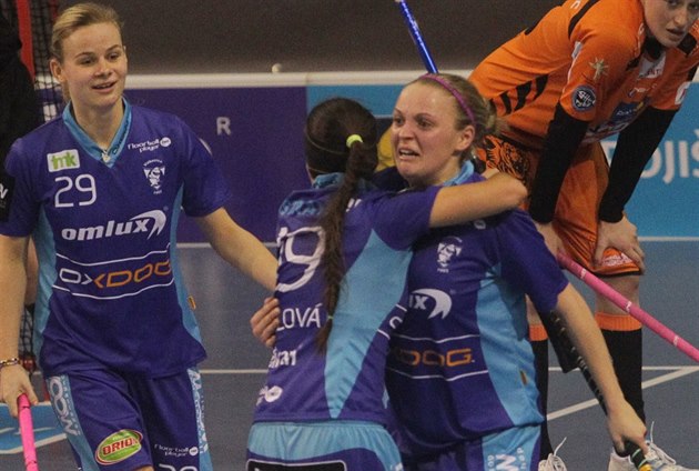 Vítkovická florbalistka Veronika Enenkelová (zády uprostřed) se raduje se... Vítkovická florbalistka Veronika Enenkelová (zády uprostřed) se raduje se...