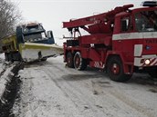 Sypač sjel na Vyškovsku do příkopu. Vyprošťovali ho hasiči (29. ledna, 2014). Sypač sjel na Vyškovsku do příkopu. Vyprošťovali ho hasiči (29. ledna, 2014).