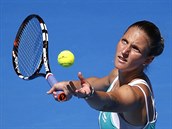 SERVIS. Karolna Plkov ve druhm kole Australian Open.