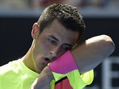 NEVEDE SE. Bernard Tomic ve tvrtm kole Australian Open.