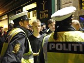 S kontrolou dánských výrostkch pomáhali eským policistm i jejich kolegové s...