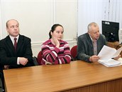 Vlastimil a Jana Blaťákovi (na snímku vpravo jejich právní zástupce) žádají od... Vlastimil a Jana Blaťákovi (na snímku vpravo jejich právní zástupce) žádají od...