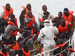 POMOC UPRCHLÍKM. Zachránní uprchlíci na palub lodi maltských ozbrojených sil...