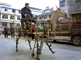 KRÁEJÍCÍ VZ. Su Daocheng jede na svém vlastnorun vyrobeném mechanickém koni...