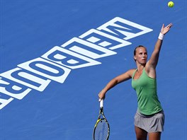 SERVIS. Richel Hogenkampov v prvnm kole Australian Open.